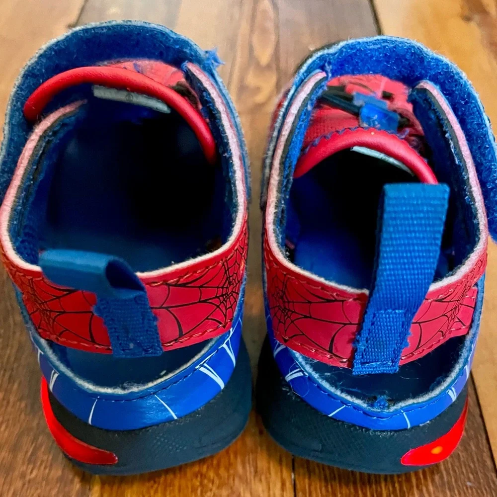 Spider Man Size 8 Light Up Heel Fisherman Shoe with Hook and Loop Closure
